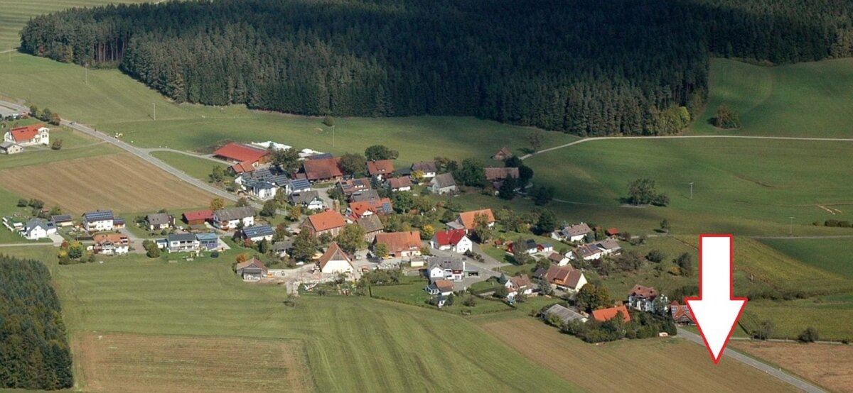 Hier am Ortsrand Richtung Mariazell soll die KfZ-Werkstatt entstehen. Luftbild aus dem Jahr 2015: him