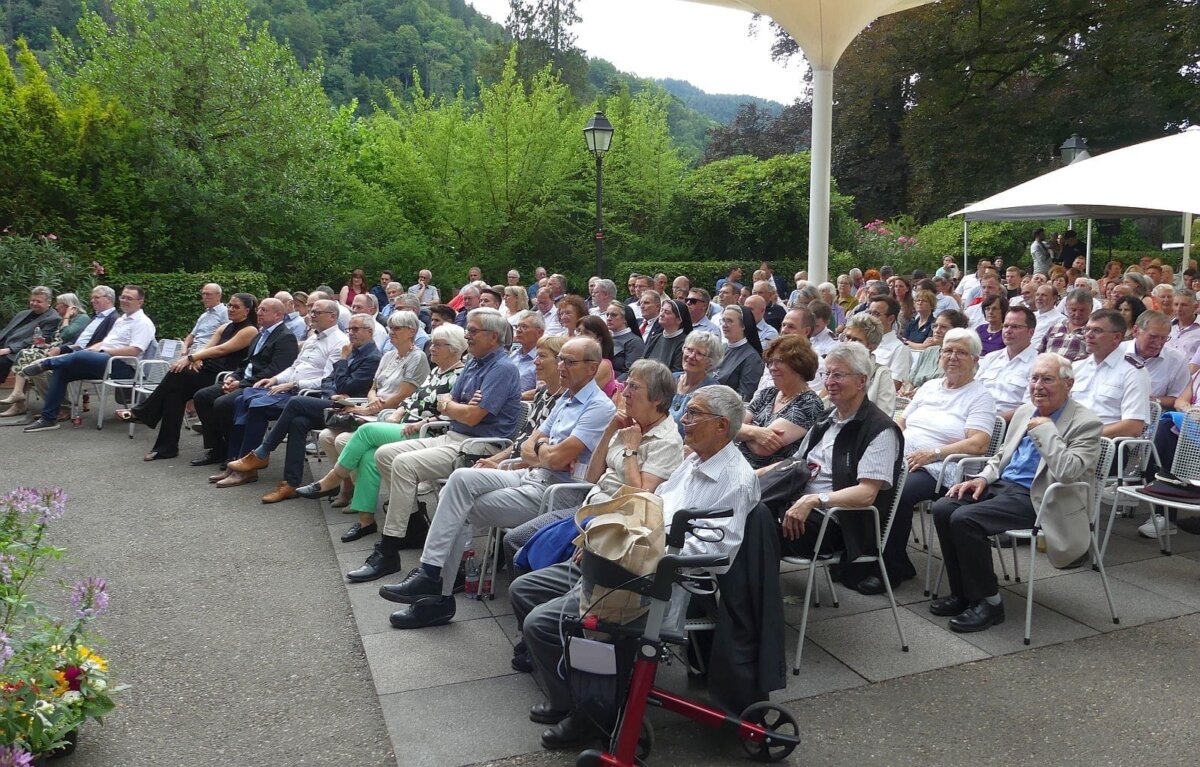 Beim Sommerempfang in der ersten reihe: Die Bürgerbriefempfängerinnen und  -Empfänger mit ihren Ehegattinnen und Gatten. Alle Fotos: him