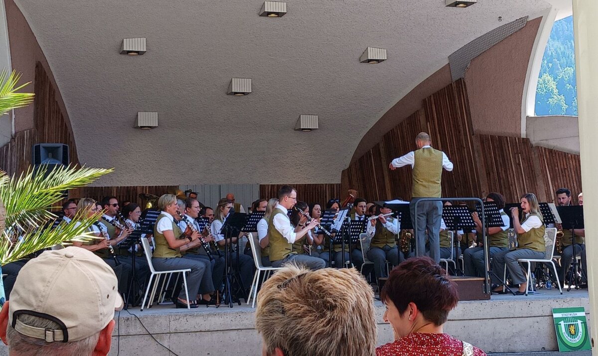 Daniel Weisser dirigiert die Stadtmusik. Foto: him