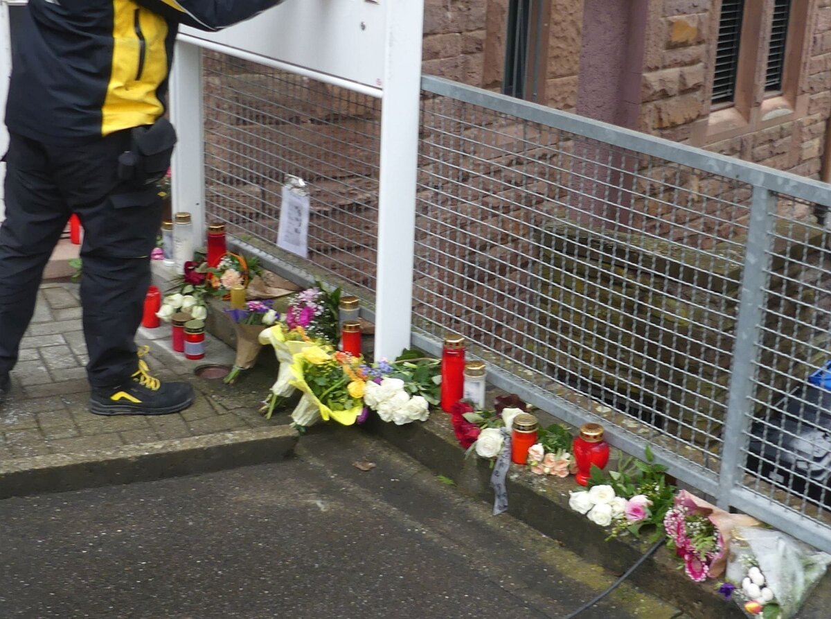 Blumen in Erinnerung an die Getötete vor dem Haus. Archiv-Foto: him