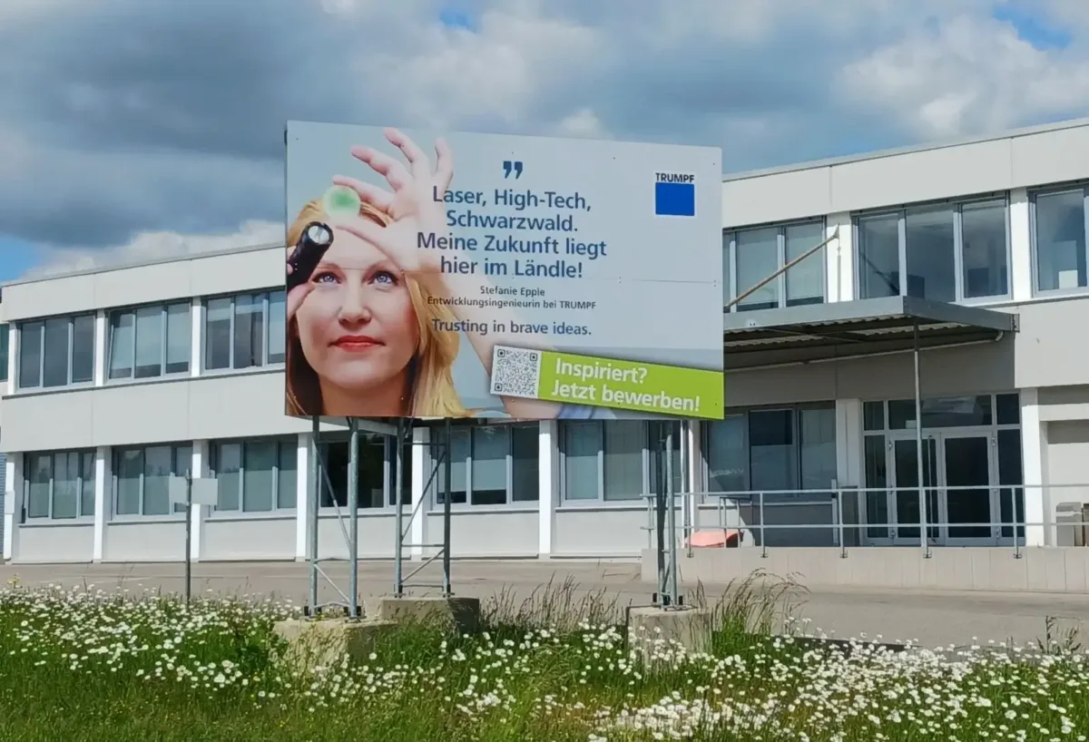 Das wird wohl in nächster Zeit nichts werden mit einer Bewerbung bei Trumpf Laser. Plakat an der Aichhalder Straße in Sulgen. Foto: him