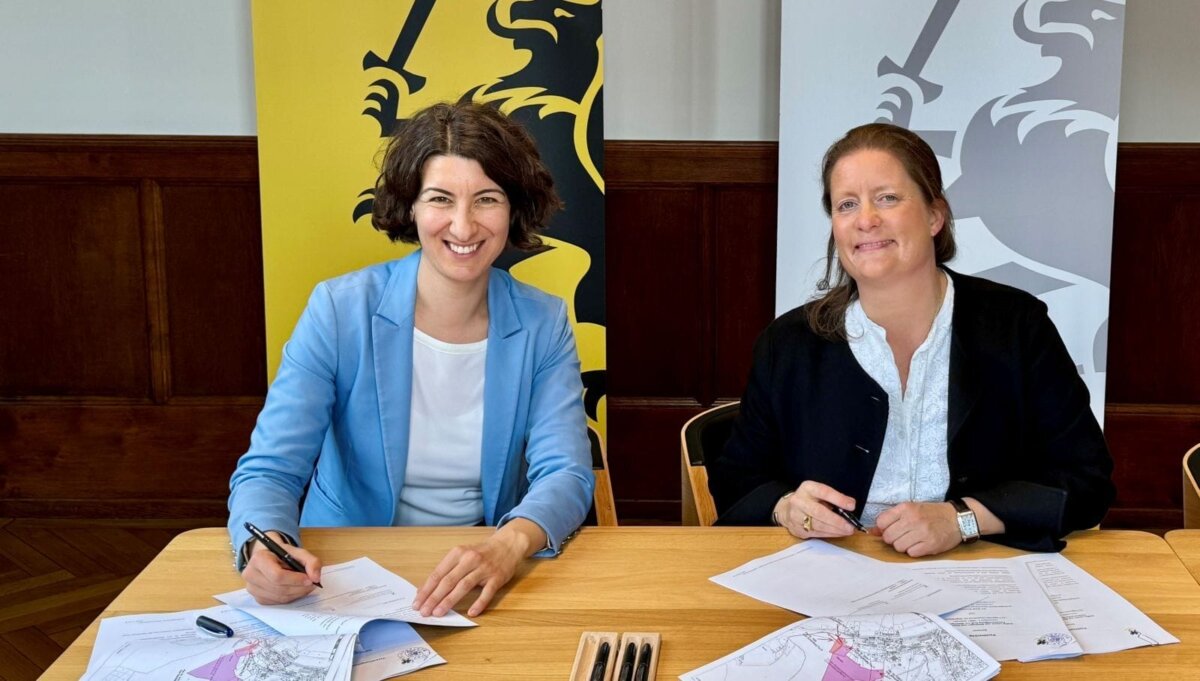 Oberbürgermeisterin Dorothee Eisenlohr (links) und Gräfin Leonie von Bissingen unterzeichnen die Verträge. Foto: Stadt