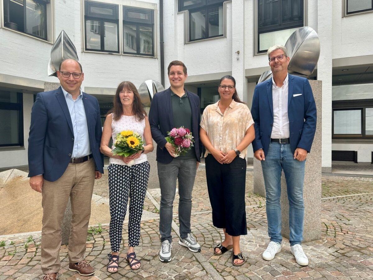 Renate Glatthaar (Zweite von links) übergibt die Leitung des Ordnungsamts der Stadt Rottweil an Pascal Schneider (Dritter von links). Oberbürgermeister Dr. Christian Ruf (links), Bürgermeisterin Ines Gaehn und Fachbereichsleiter Bernd Pfaff (rechts) freuen sich über den nahtlosen Personalwechsel (Foto: Stadt Rottweil / Hermann).