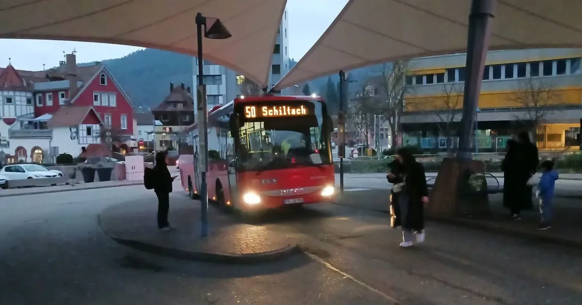 Am Zentralen Busbahnhof in Schramberg. Foto: him