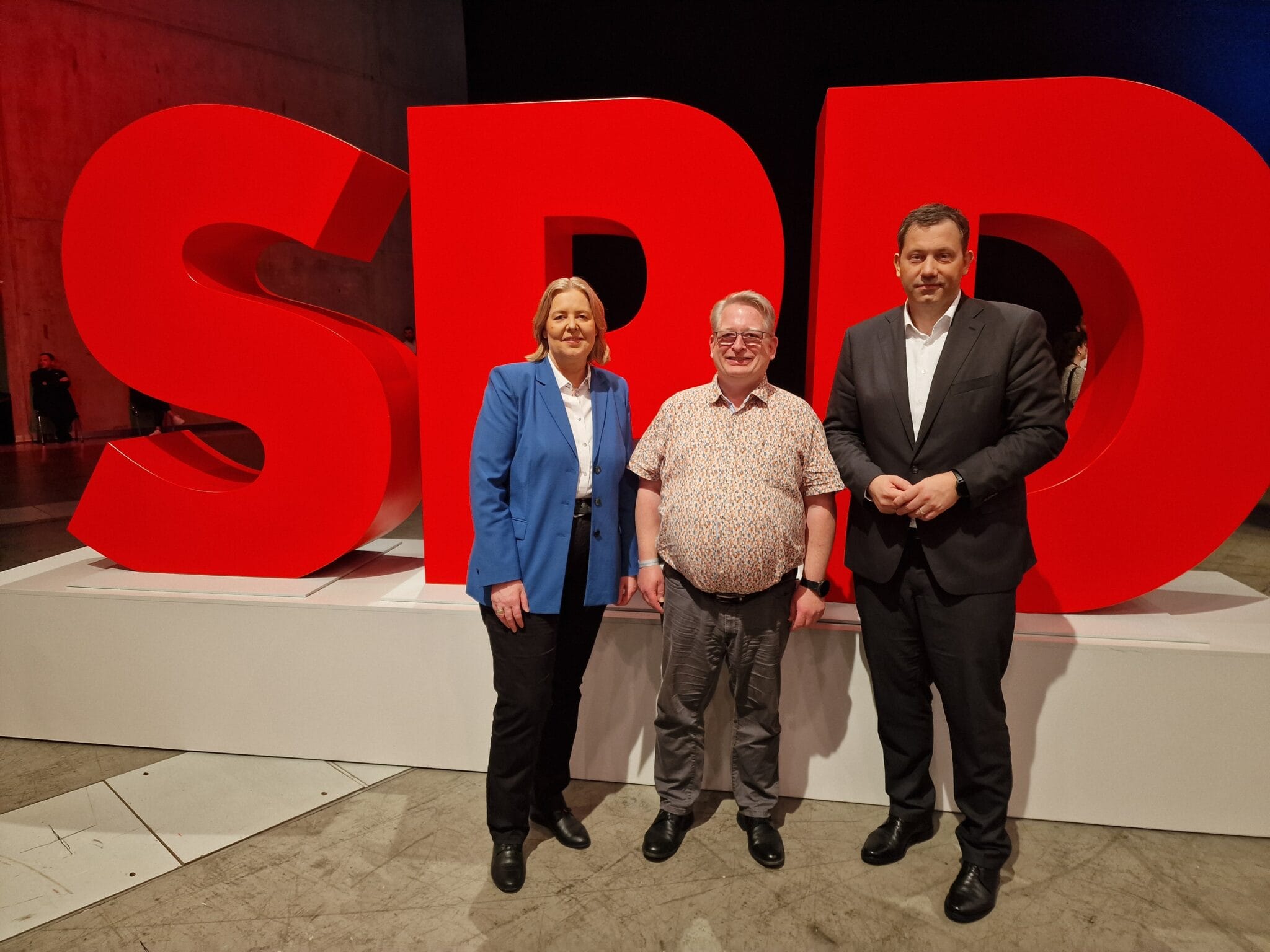 SPD-Kreisvorsitzender Mirko Witkowski (Mitte) gratuliere Bärbel Bas und Lars Klingbeil zur Wahl als SPD-Parteivorsitzende. Foto: pm
