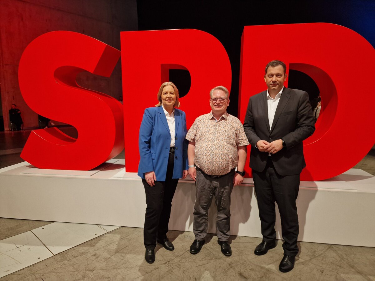SPD-Kreisvorsitzender Mirko Witkowski (Mitte) gratuliere Bärbel Bas und Lars Klingbeil zur Wahl als SPD-Parteivorsitzende. Foto: pm