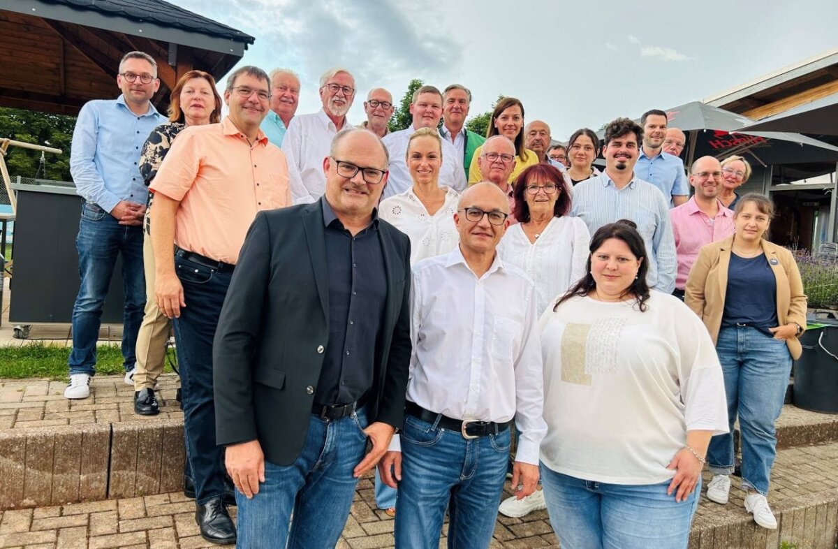 Der gesamte CDU-Kreisvorstand steht geschlossen hinter dem Projekt "Fit in erster Hilfe". Mit dem CDU-Kreisvorsitzenden und Landtagsabgeordneten
Stefan Teufel (links), der CDU-Mitgliederbeauftragten und Initiatorin, Simone Hezel, und den beiden DRK-Verantwortlichen, Sven Lotze und Katrin Huonker (2. und 3. vorne links). Foto: King