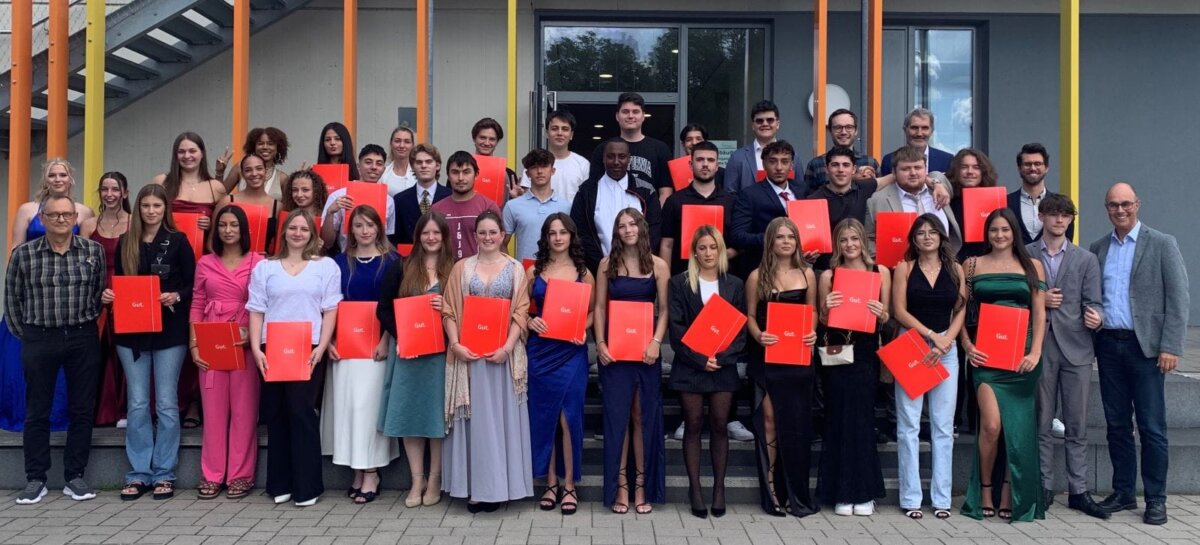 Die Absolventinnen und Absolventen der zweijährigen Berufsfachschule freuen sich mit ihren Lehrkräften und dem Schulleiter (rechts) über ihren Abschluss der Fachschulreife. Tim Reinke (2. von rechts) von der Kreissparkasse Rottweil überreichte den Wirtschaftspreis.
Foto: Berufliche Schulen Schramberg
