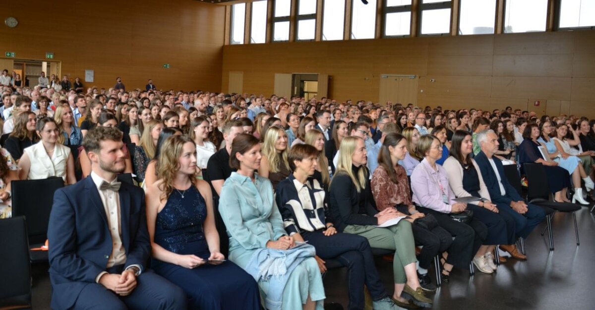 Bei dieser besonderen Feier wurden den rund 170 frischgebackene Lehrkräften aus den Bereichen Grundschule, Sekundarstufe I sowie Sonderpädagogik ihre Abschlusszeugnisse überreicht.. Foto: Seminar