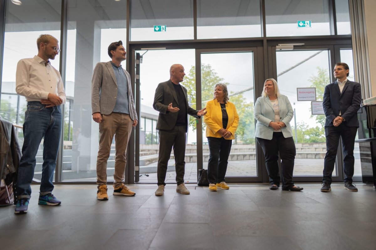 Nahmen die Einladung an und konnten ausgefragt werden (v.l.n.r.): Vinzenz Glaser (Linke), Daniel Karrais (FDP), Daniel Born (SPD), Martina Braun (Grüne), Maria-Lena Weiss (CDU), Dr. Marius Kleinknecht (Moderator der Deutschen Gesellschaft e.V.). Foto: Lukas Kiltau (NBS)
