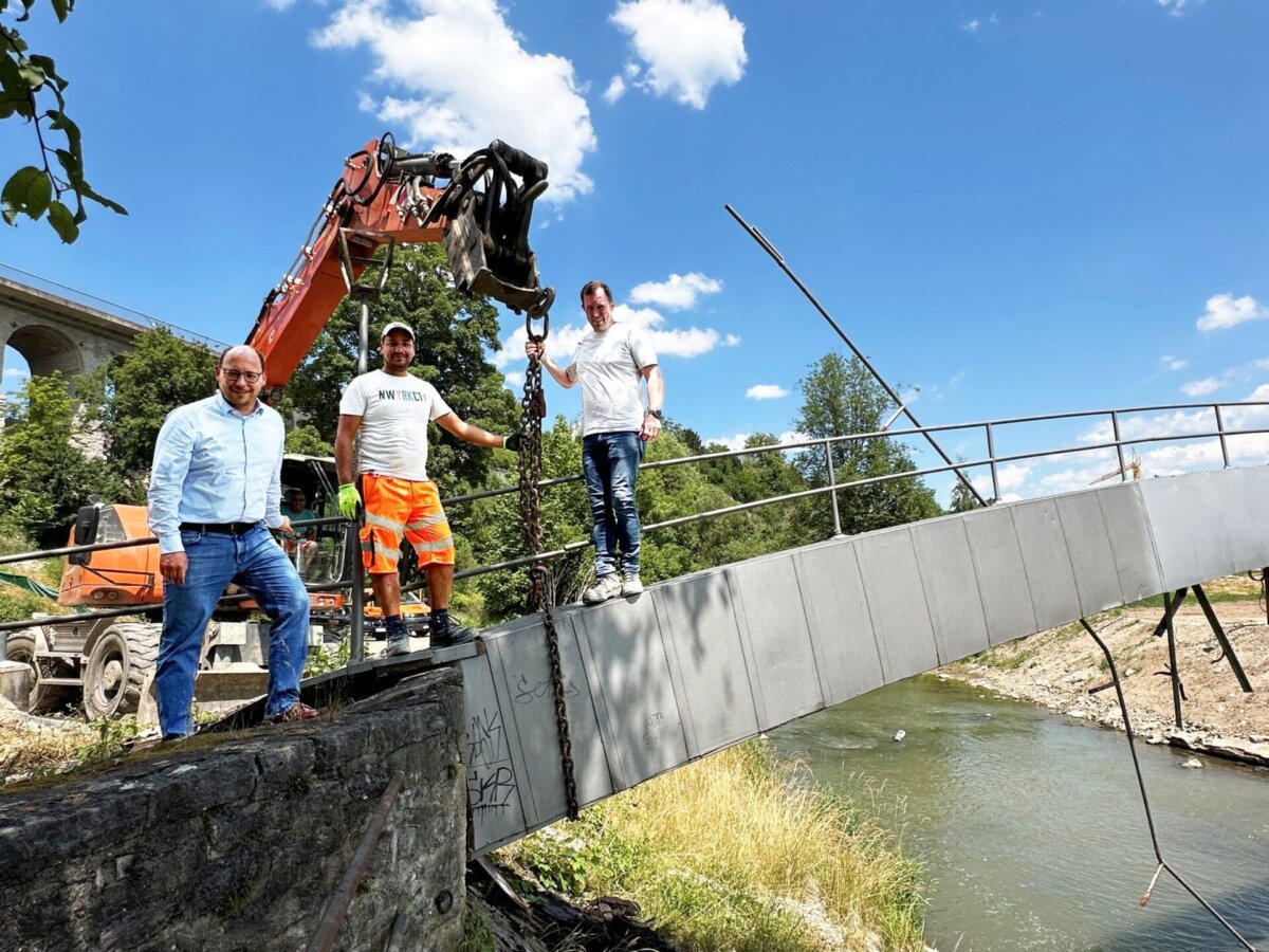 Brücke am Haken: OB Dr. Christian Ruf, Bauarbeiter Gregore Dorosan und Bauleiter Stefan Schittenhelm (von links) machen sich auf der ehemaligen Leitungsbrücke in der Au ein Bild von den laufenden Abrissarbeiten (Foto: Stadt Rottweil / Hermann / Ruess).