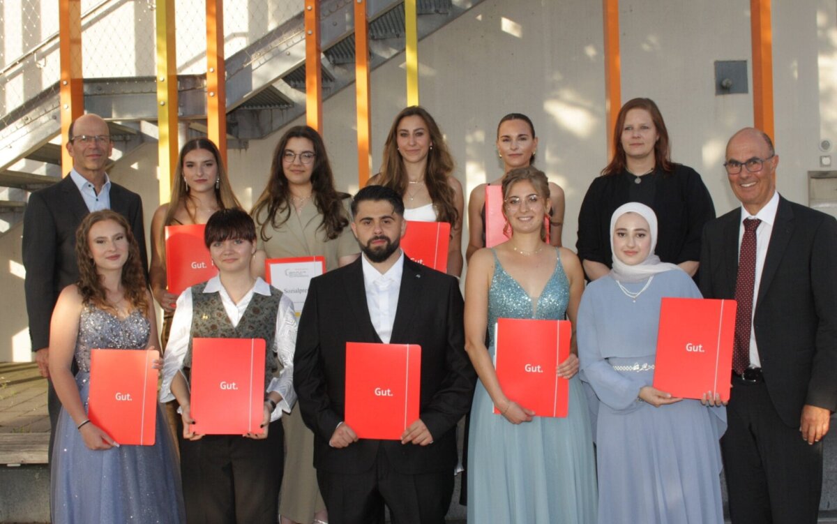 : Die diesjährigen Abiturienten bei der feierlichen Zeugnisübergabe mit der Klassenlehrerin Franziska Wagner (hinten rechts), dem Abteilungsleiter Bernhard Broghammer (hinten links) und dem Schulleiter Axel Rombach (vorne rechts).
Foto: Berufliche Schulen Schramberg