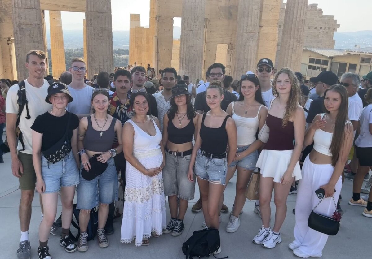 Die Schülerinnen und Schüler auf der Akropolis. Foto: Berufliche Schulen Schramberg