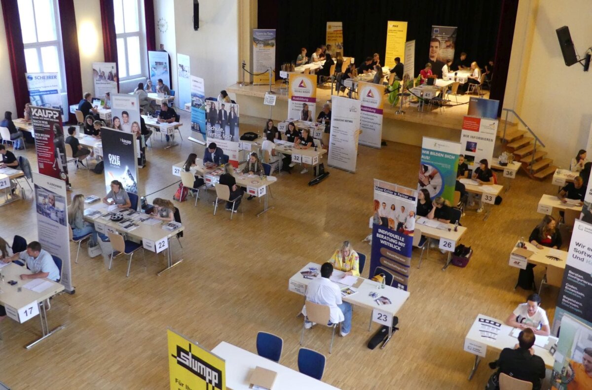 An den meisten Tischen wird geredet beim Azubi-Speed-Dating am Vormittag im Bärensaal. Foto: him
