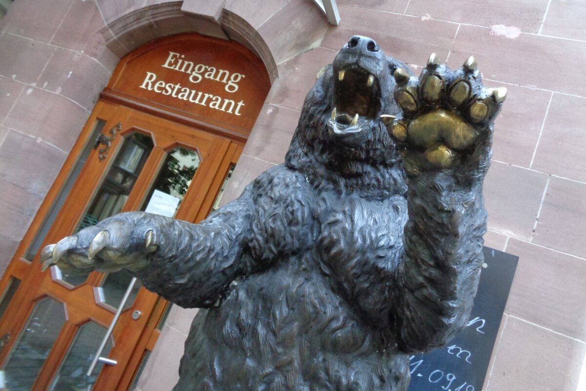 Furchterregend: der Bär vorm Bären. Archiv-Foto: him