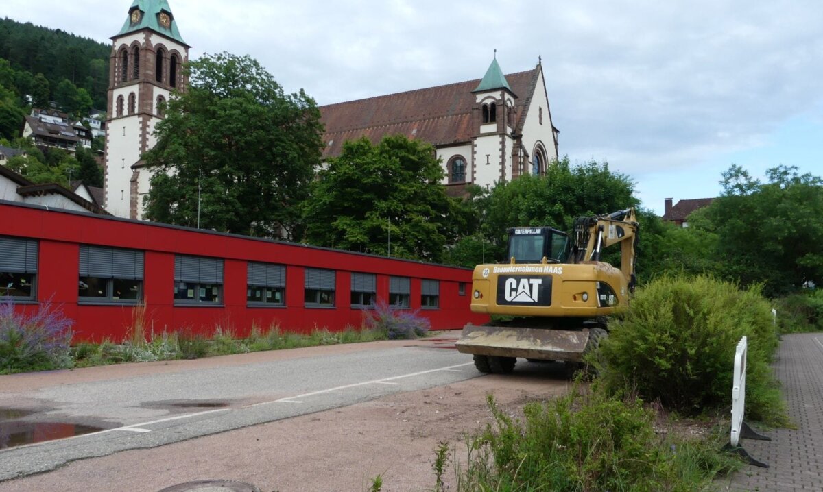 Ein Bagger steht schon bereit. Foto: him