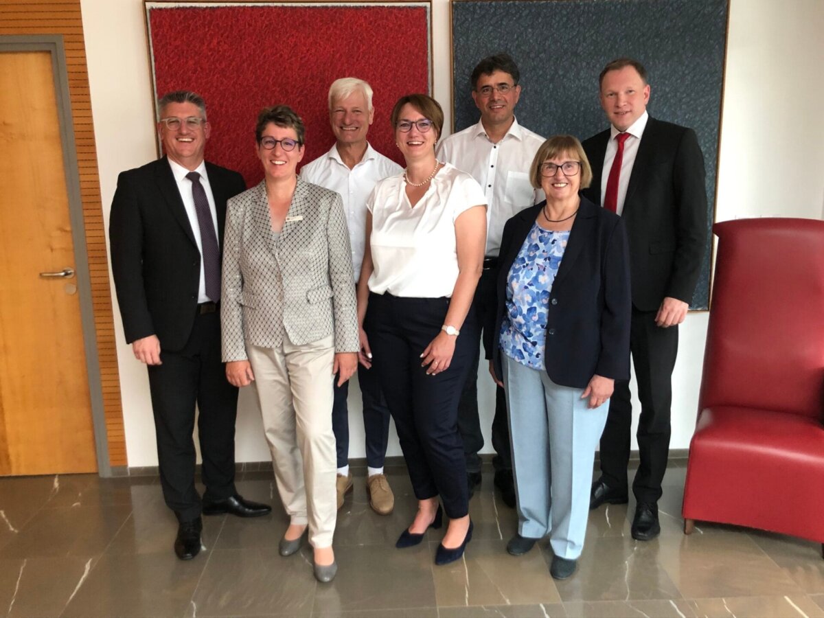 Hilde Staiger, Stefan Weis und Sabine Kuse (nicht auf dem Bild) können auf 40 Jahre, Elisabeth Buhl, Katja Schäfer, Thomas Santo und Anja Chhim (nicht auf dem Bild) können auf 25 Jahre im öffentlichen Dienst zurückblicken. Links im Bild: der Vorstandsvorsitzende Christian Kinzel, rechts: das Vorstandsmitglied Daniel Rühle. Foto: KSK Rottweil