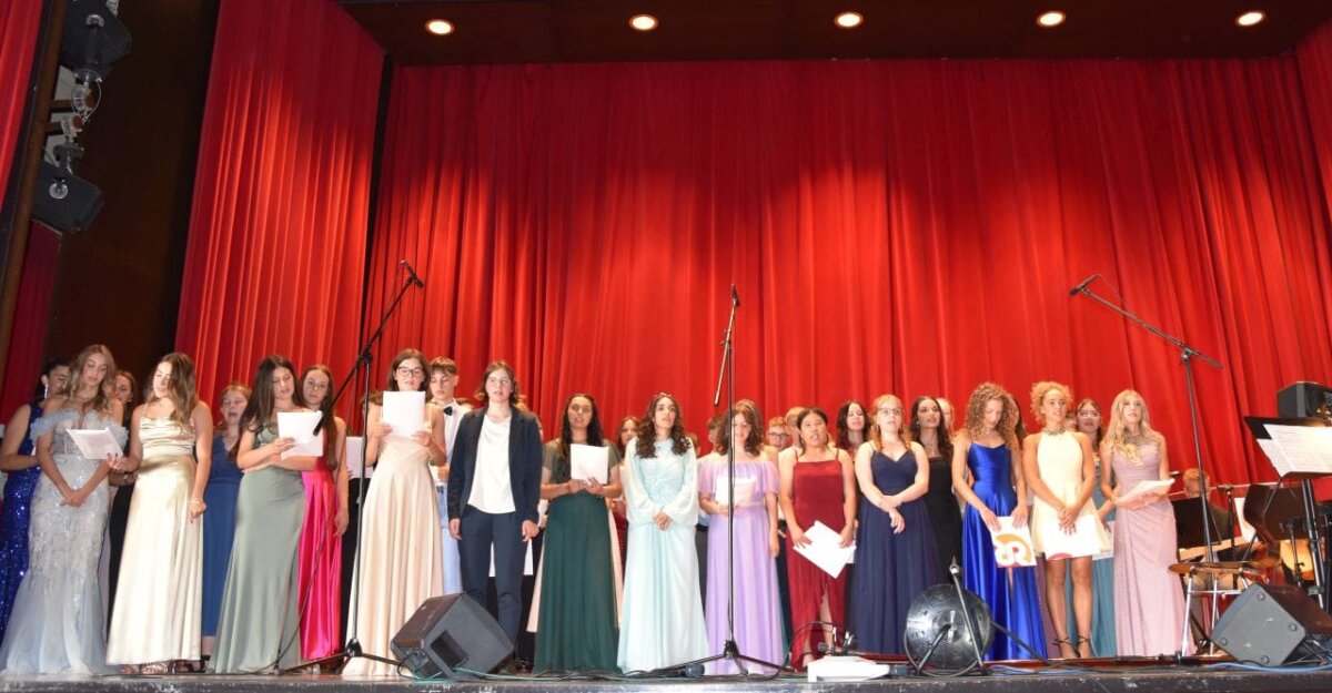 Chor und Band der Realschule bei der Abschlussfeier. Foto: Realschule