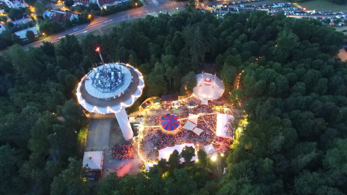 Lockt jährlich tausende Menschen an: Das Festival Ferienzauber an seinem Veranstaltungsort unter dem Wasserturm Rottweil. Foto: pm