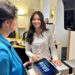 Im Bürgerbüro im Alten Rathaus können Passbilder mithilfe einer digitalen Technik selbst aufgenommen werden. Mitarbeiterinnen des Bürgerbüros sind bei der Bedienung des Geräts „PointID“ der Bundesdruckerei behilflich. Auch bei zertifizierten Fotografen ist das digitale Passbild erhältlich. Foto: Stadt Rottweil/Hermann