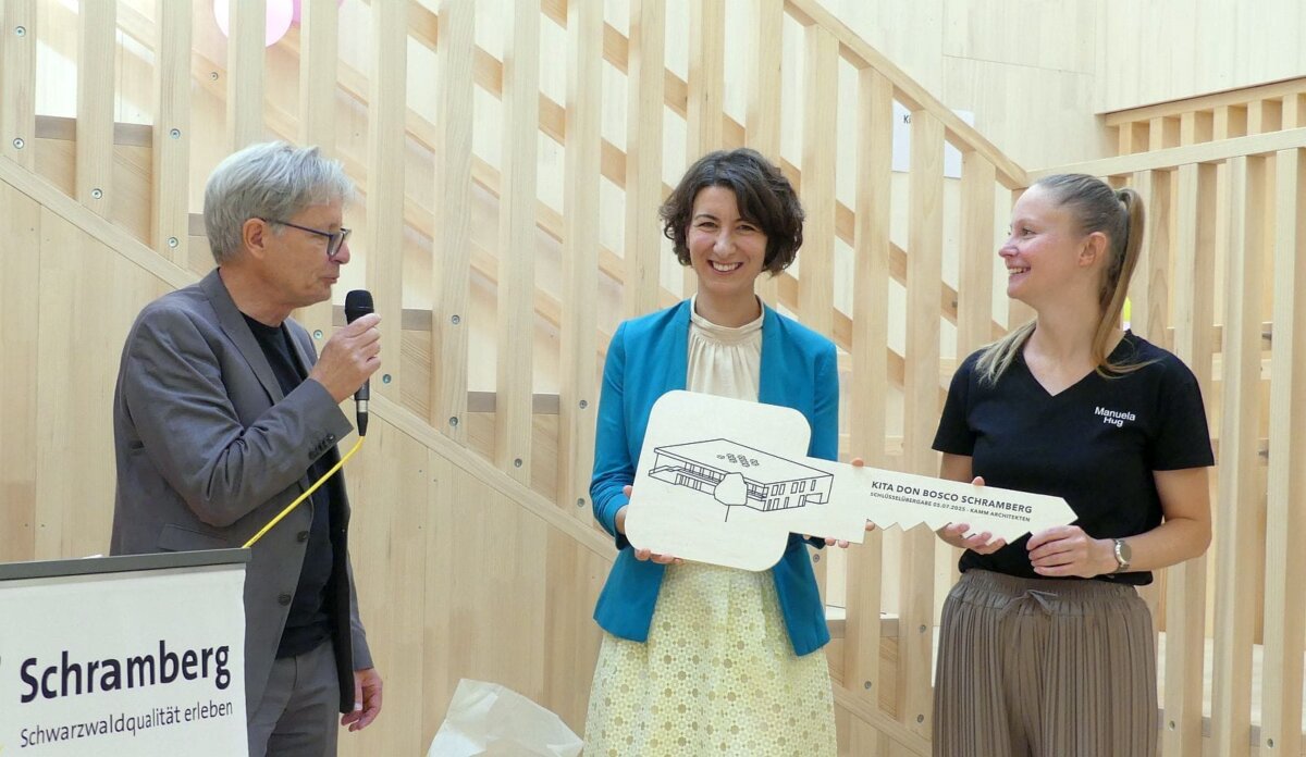 Architekt Stefan Kamm überreicht den symbolischen Schlüssel an Oberbürgermeisterin Dorothee Eisenlohr und Kitaleiterin Manuela Hug. Foto: him