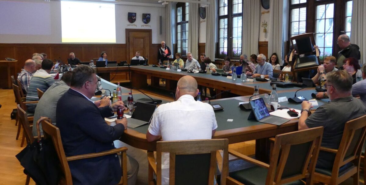 Symptomatisch: Die letzte Gemeinderatsitzung vor der Sommerpause begann gleich mit einem Fehler: Ein Stuhl fehlte an der Fensterseite. Foto: him