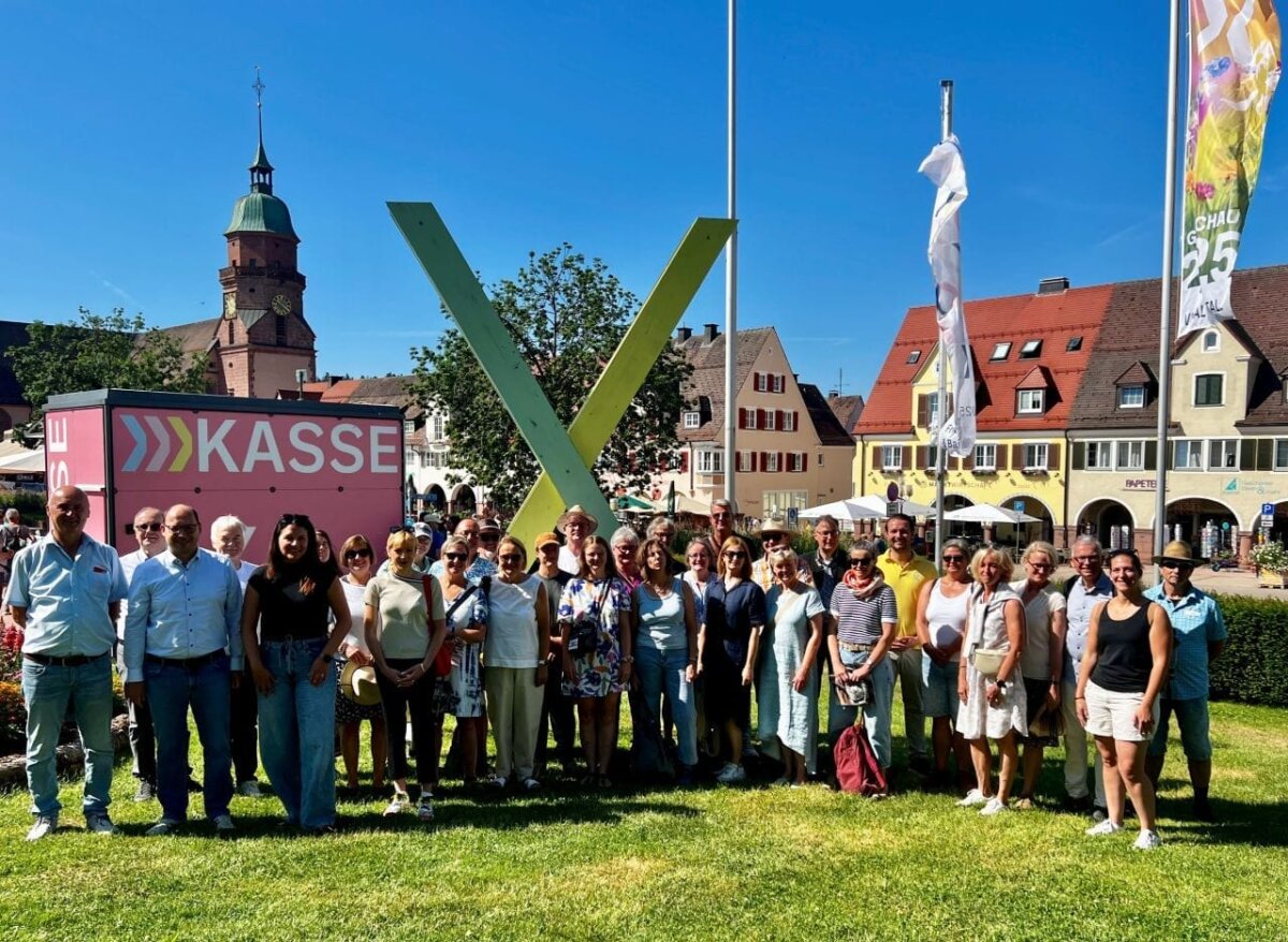 Zu Besuch im „Tal X“: Der Rottweiler Gemeinderat macht sich ein Bild von der Gartenschau in Freudenstadt und Baiersbronn. Vor dem Rundgang wurde die Delegation mit OB Dr. Christian Ruf (Zweiter von links), Bürgermeisterin Ines Gaehn (Dritte von links) sowie dem ersten Landesbeamten Hermann Kopp (links) auf dem Freudenstädter Marktplatz von OB Adrian Sonder (Siebter von rechts) empfangen (Foto: Stadt Rottweil / Kohn).