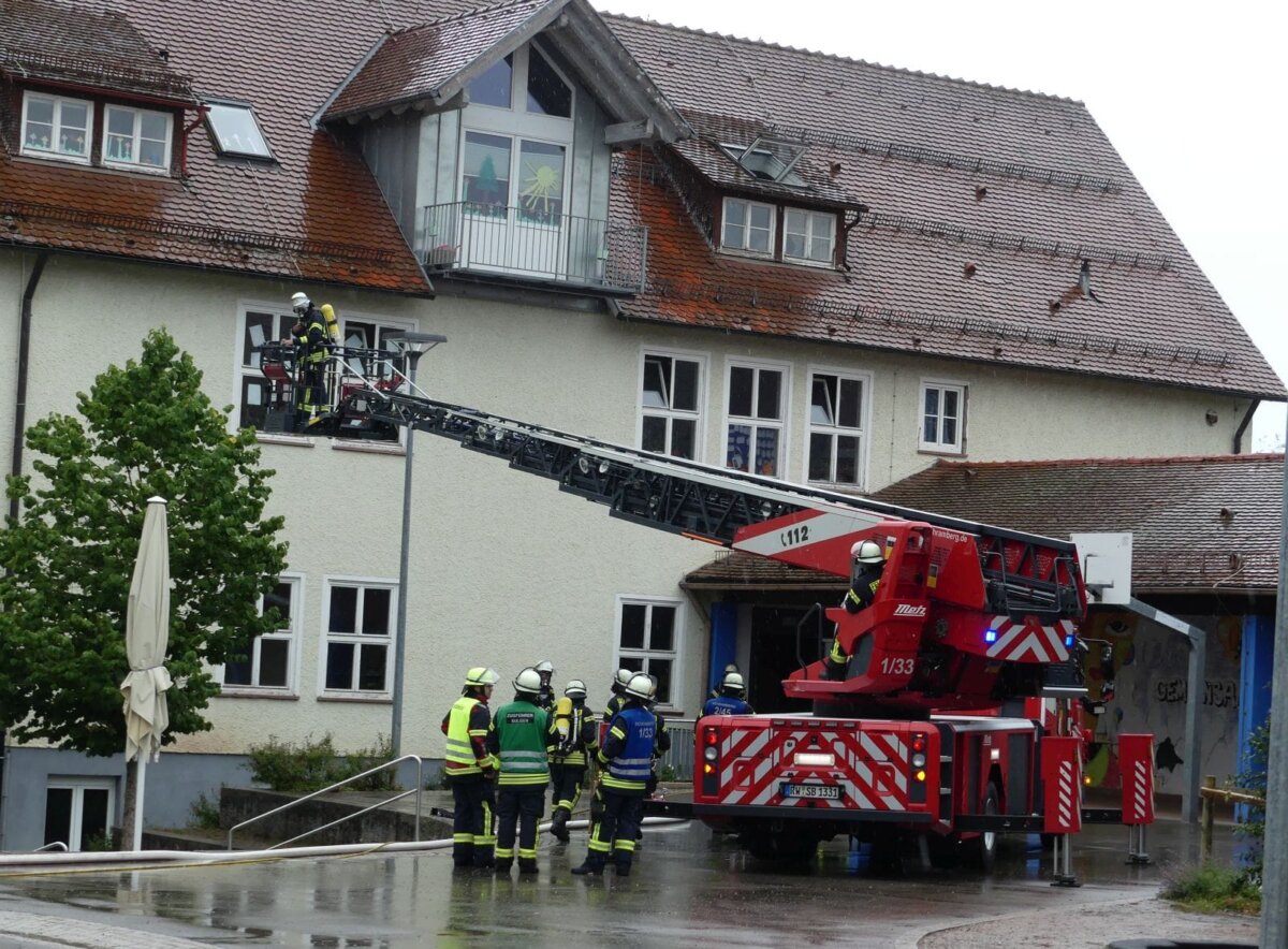 Feuerwehrleute bei der Grund- und Werkrealschule Sulgen