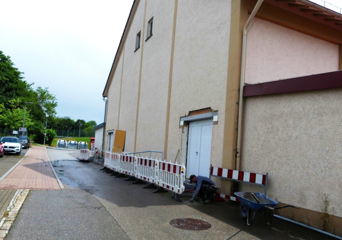 Seit einigen Wochen sind die neuen Notausgvangstüren an der Sulgener halle installiert. Doch damit haben manche Veranstalter Probleme. Foto: him