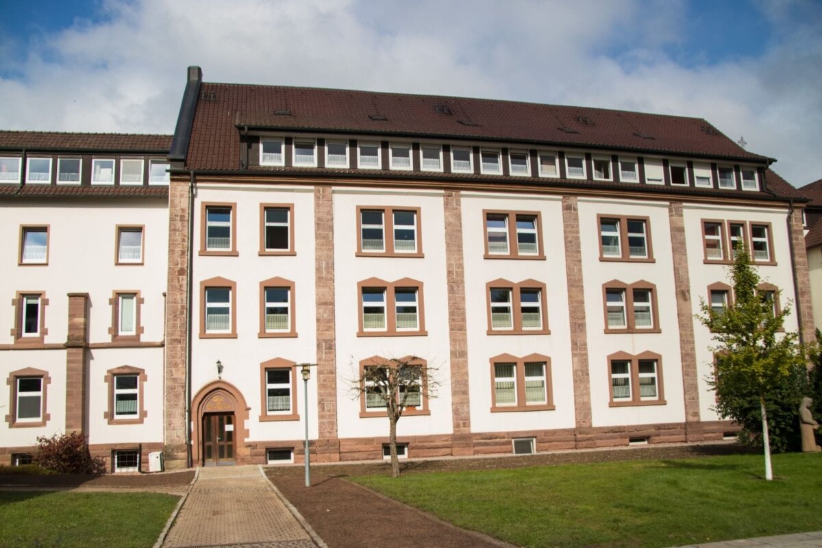 In diesem Gebäude befindet sich die Pflegestation des Klosters Heiligenbronn. Foto: Stiftung