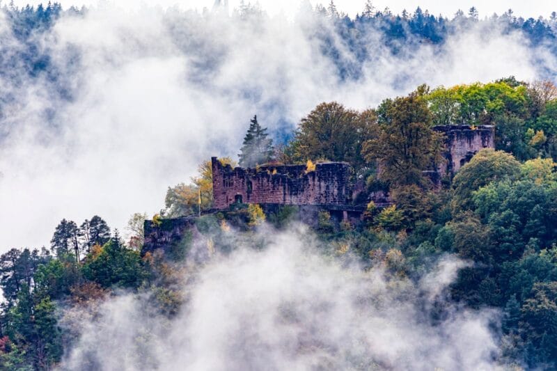 Die Burgruine Hohenschramberg im Nebel der Vergangenheit.
Foto: Rainer Langenbacher