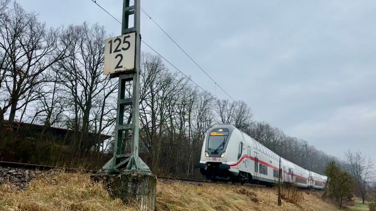 Zug auf der Gäubahnstrecke im Rottweiler Primtal Foto: Peter Arnegger