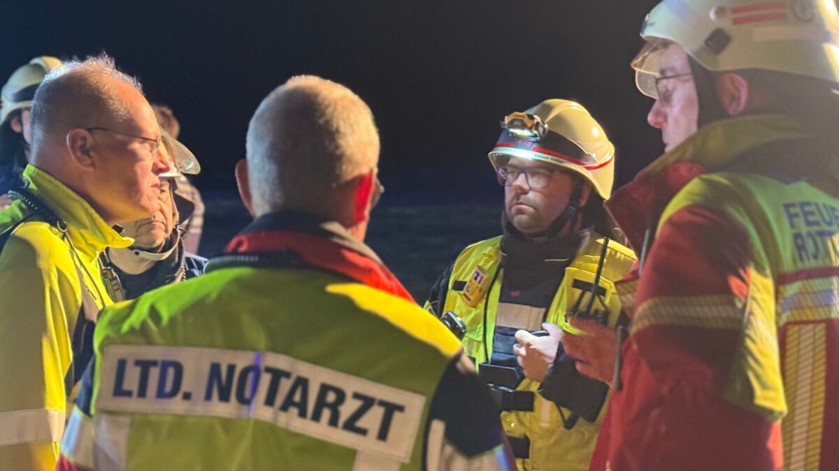 Einsatzleiter Simon Vetter (Zweiter von rechts) besprach sich wiederholt mit verschiedenen leitenden Einsatzkräften von DRK, Feuerwehr und Polizei. Foto: Peter Arnegger