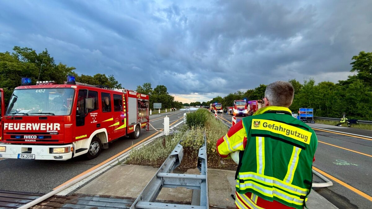 Die Unfallstelle am Montagabend, nachdem der Brand gelöscht worden ist. Foto: Peter Arnegger