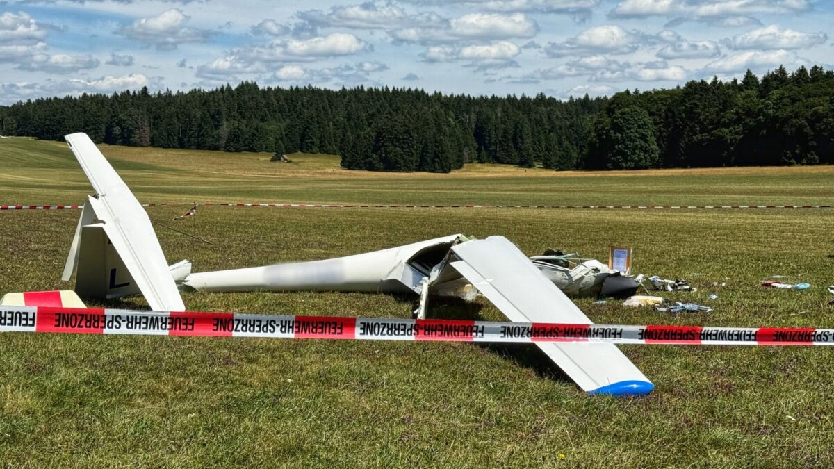 Abgestürztes Segelflugzeug auf dem Klippeneck. Foto: Peter Arnegger