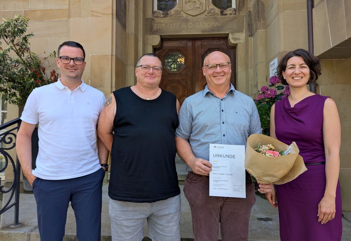 Fachbereichsleiter Bent Liebrich, Personalratsvorsitzender Marco Vizzi, Jubilar Konrad Ginter und Oberbürgermeisterin Dorothee Eisenlohr (von links). Foto: Stadt Schramberg