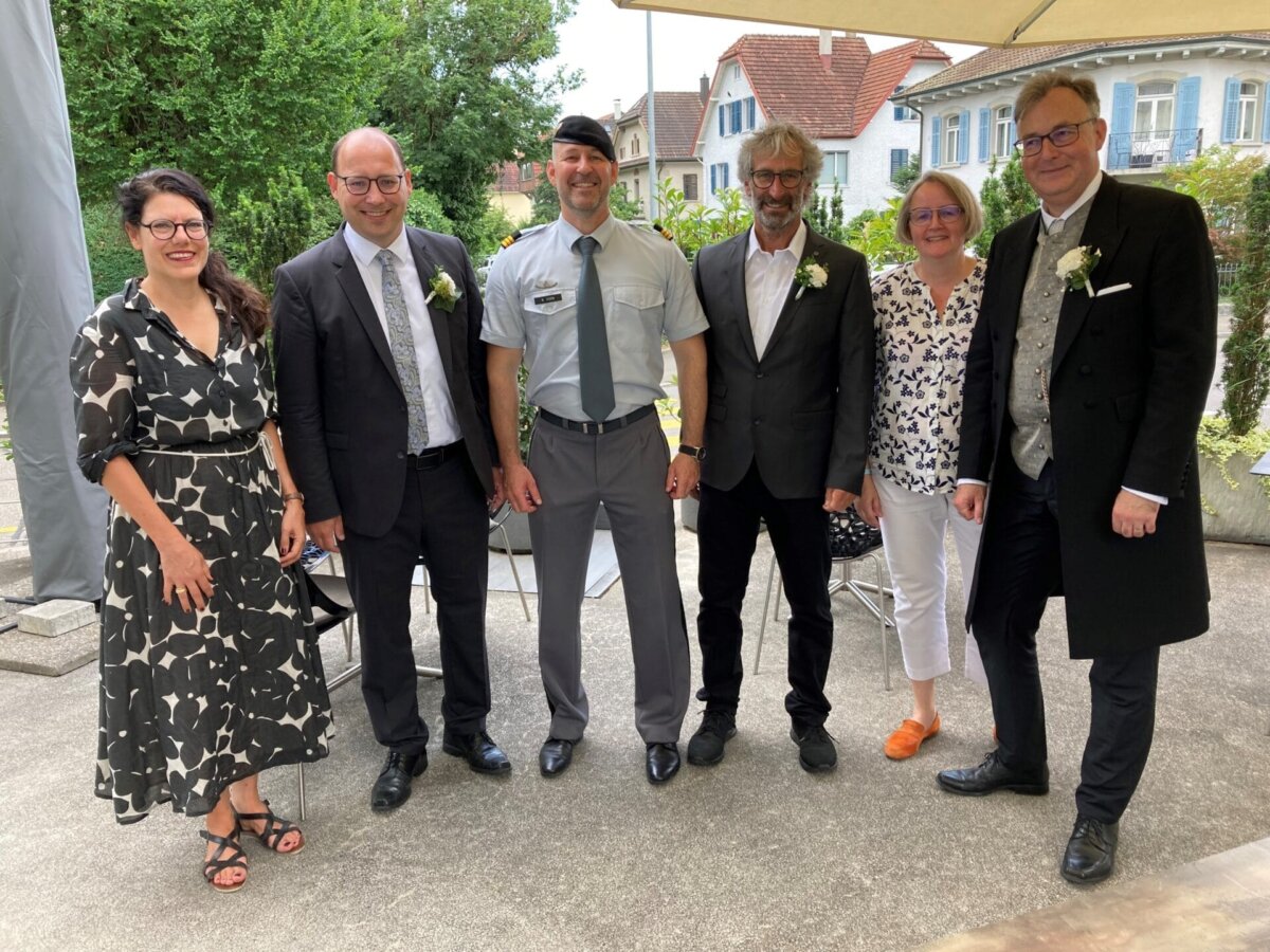 Rottweil hat mit einer kleinen Delegation das traditionsreiche Jugendfest in der Schweizer Partnerstadt Brugg besucht und wurde herzlich in Empfang genommen. Das Bild zeigt von links: Bruggs Frau Stadtammann Barbara Horlacher, Oberbürgermeister Dr. Christian Ruf, Jugendfestredner Oberst Beni Horn, Stadtrat Reiner Hils, Heide Reinhardt und Stadtrat Rasmus Reinhardt (Foto: Stadt Rottweil).