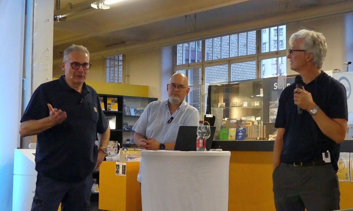 Holger Siegel, Marc Millinet und Mark Finnern (von links) beim KI-Workshop. Foto: him