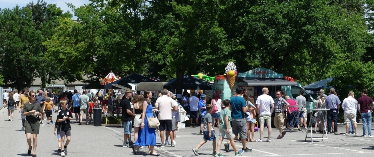 Parkplatz verwandelt sich in Volksfestplatz beim Familientag bei Kern Liebers in Sulgen. Foto: him