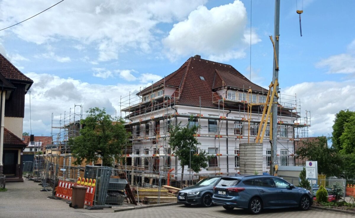 Dauerbaustelle Kirchplatzschule im April. Foto: him.