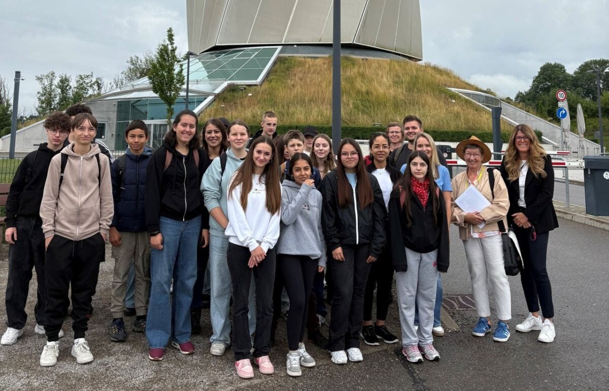 Auch die Klasse 7 der Konrad-Witz-Schule war beim Schülertag auf dem TK Elevator Testturm. Das Bild zeigt die Schülerinnen und Schüler mit Turmmanagerin Beate Höhnle (ganz rechts), sowie von rechts nach links neben Höhnle Gästeführerin Margot Groß, Simone Strasser vom Tourismusmarketing und Azubi Anna Arcadi Herrera, die den Tag organisiert hat (Foto: wave2network, Savio Röckle).
