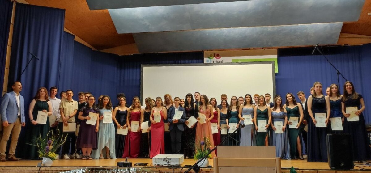 Die Lob- und Preisträgerinnen und -träger der Erhard Junghans-Schule. Foto: pm