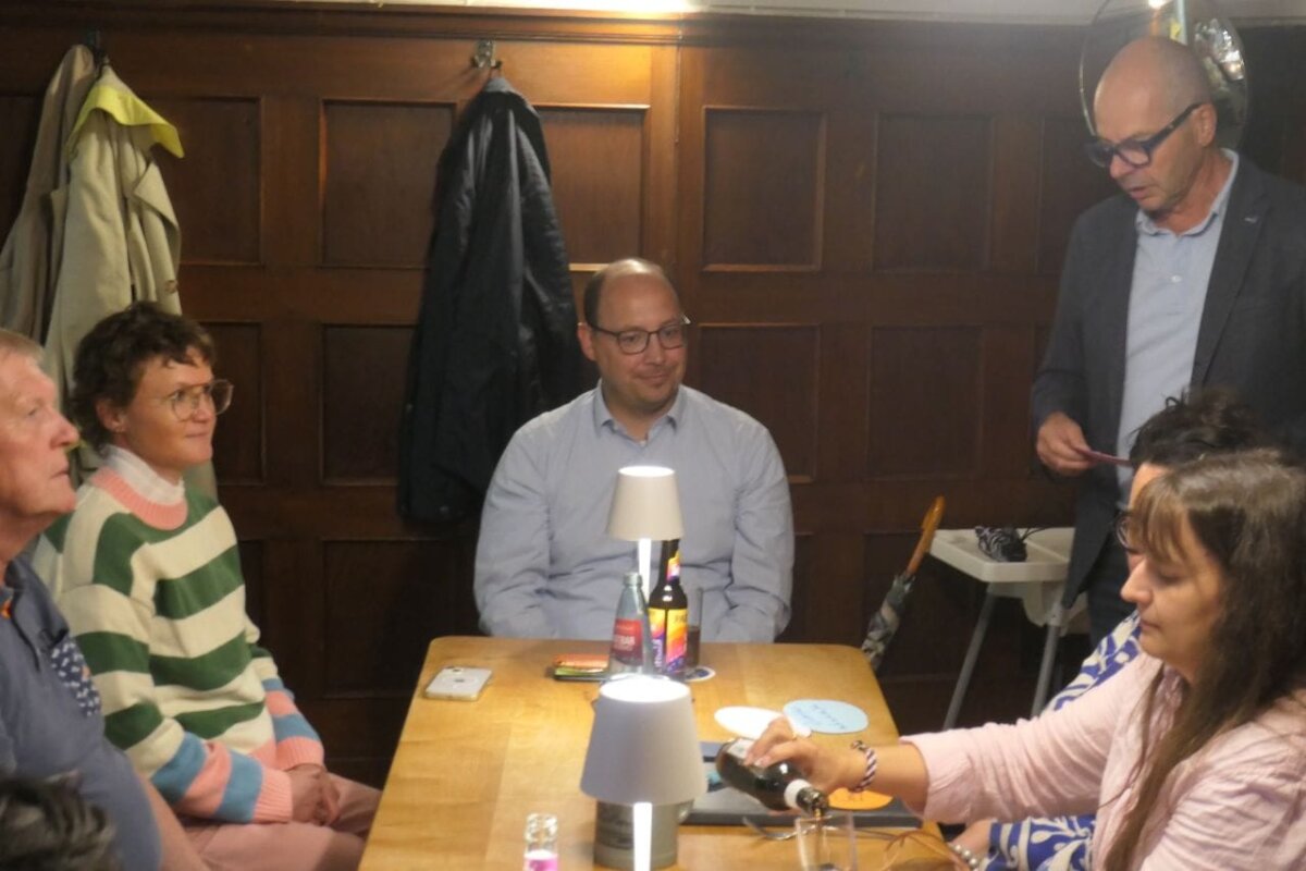 Beim Stammtisch der Rottweiler CDU wird Oberbürgermeister Christian Ruf (Mitte) flankiert von der Stadtverbandsvorsitzenden Miriam Kammerer (links) und deren Stellvertreter Axel Wenzler, der die Regie bei der Veranstaltung führte.
Foto: Martin Baumgartner