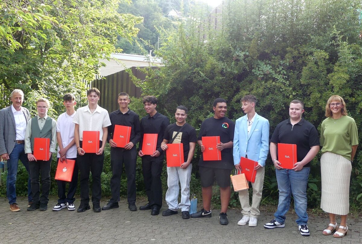 Gruppenbild mit Schulleiter Michael Kasper, Jan Maier, Levin Bürkle, Niklas Fieber, Selim Smajli, Omar Kholoki, Adnan
Kurnaz, Calvin Nagel, Max Prause, Toni Söhmisch und Klassenlehrerin Nadja Huber (von links). Foto: Schule