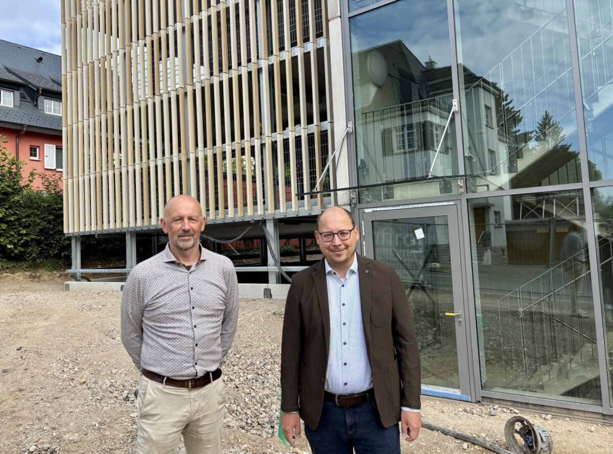 Oberbürgermeister Dr. Christian Ruf (rechts) und Abteilungsleiter Hochbau Christof Birkel sind begeistert von der schnellen Fertigstellung des Parkhauses Stadtmitte Süd auf dem ehemaligen Parkplatz Groß’schen Wiese (Foto: Stadt Rottweil / Hermann).