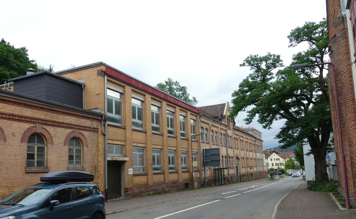Stadtbildprägend und denkmalgeschützt. Das Pfaff-und-Schlauder-Gebäude in der Berneckstraße kommt zusehends herunter. Foto: him