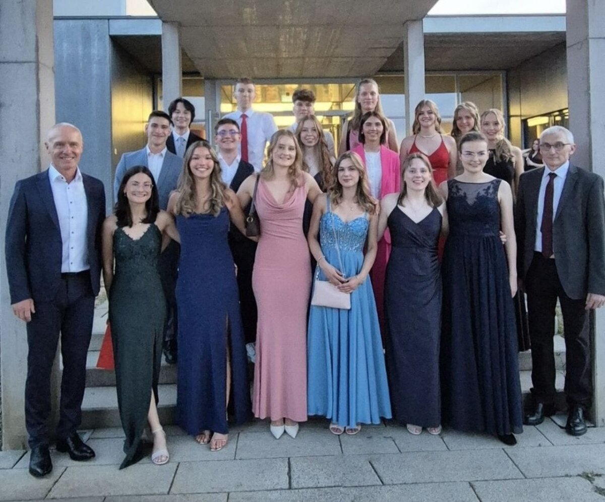 Die Preisträger der Nell-Breuning Schule Rottweil mit Siegmar Kettner (links) und Ingo Lüttjohann (rechts). Foto: Kettner