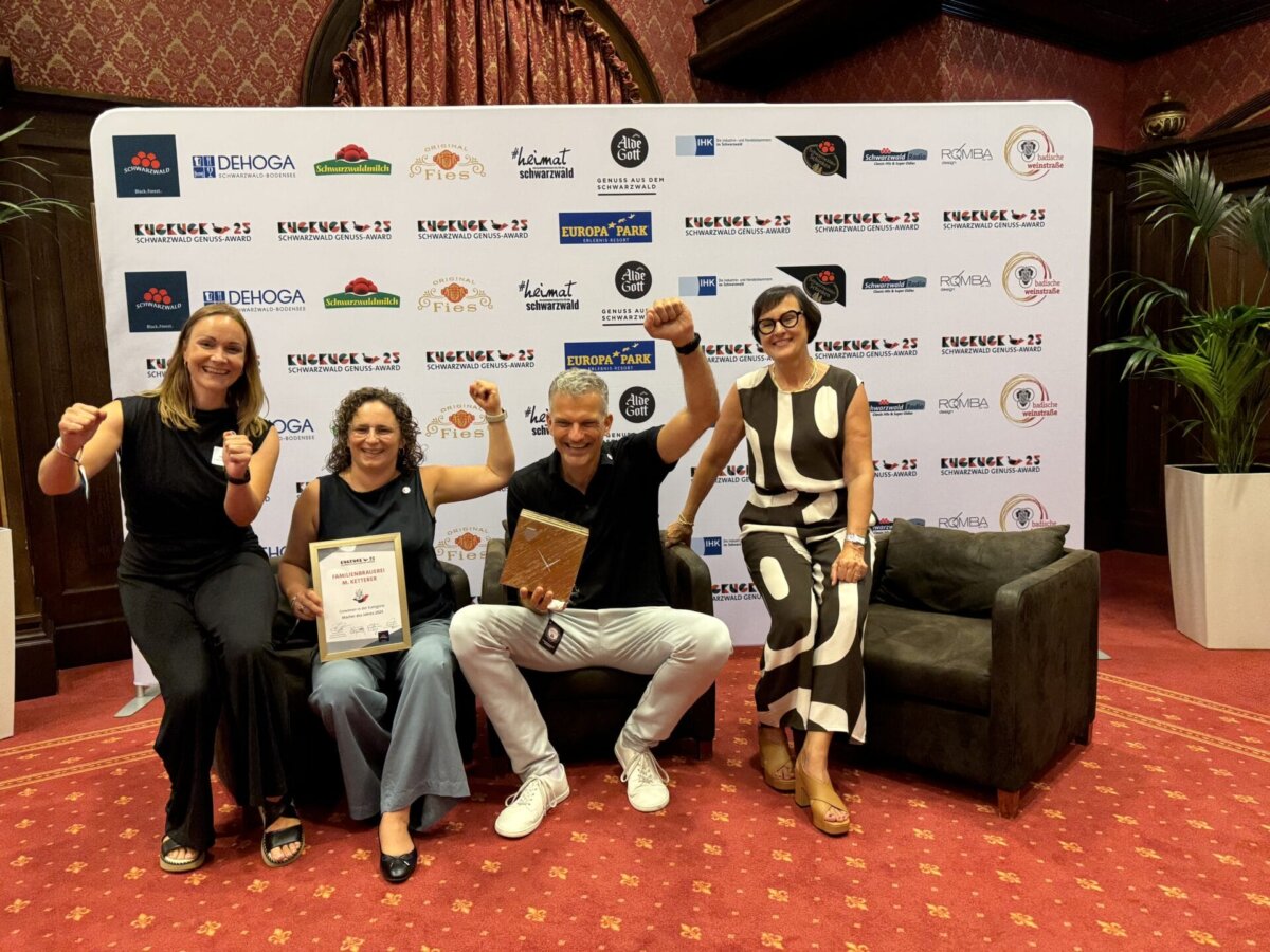 Preisverleihung Kuckuck Award 2025. Unser Bild zeigt (von links): Isabella Schmider (Schwarzwald Tourismus Kinzigtal e.V.), Anke Ketterer, Philipp Ketterer und Claudia Schnekenburger-Erban (Schutzverband der Schwarzwälder Schinkenhersteller). Foto: pm