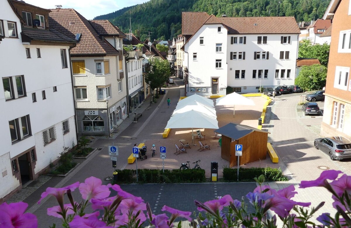 Um diesen Platz  neben dem Rathaus geht es  - aus dem großen Sitzungssaal gesehen. Foto: him