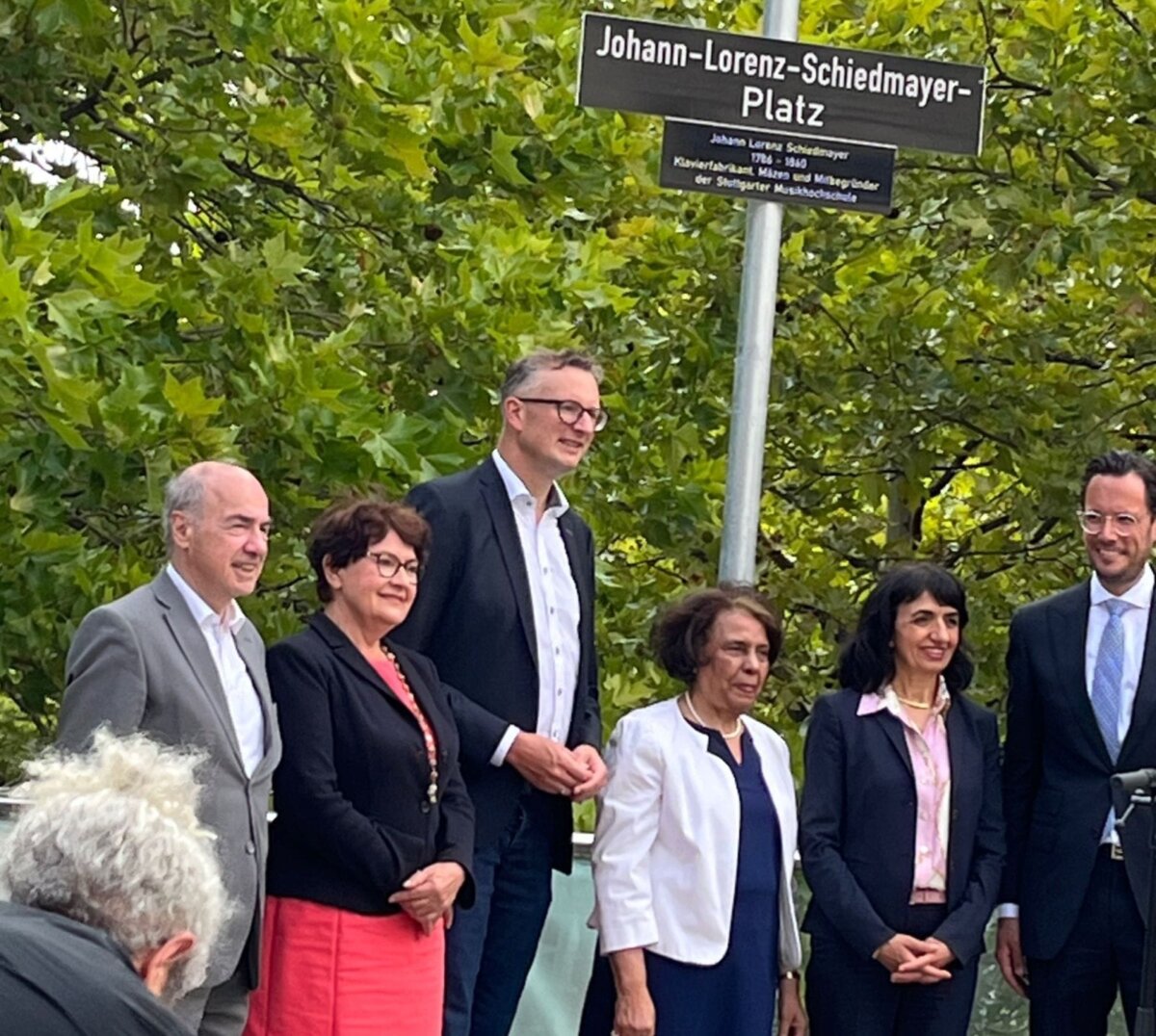 Bei der Einweihung des Johann-Lorenz-Schiedmayer-Platzes in Stuttgart (von links) Hans-Jochem Steim, Barbara Säbel, Andreas Schwarz, Elianne Schiedmayer, Muherem Aras und Fabian Mayer. Fotos: privat
